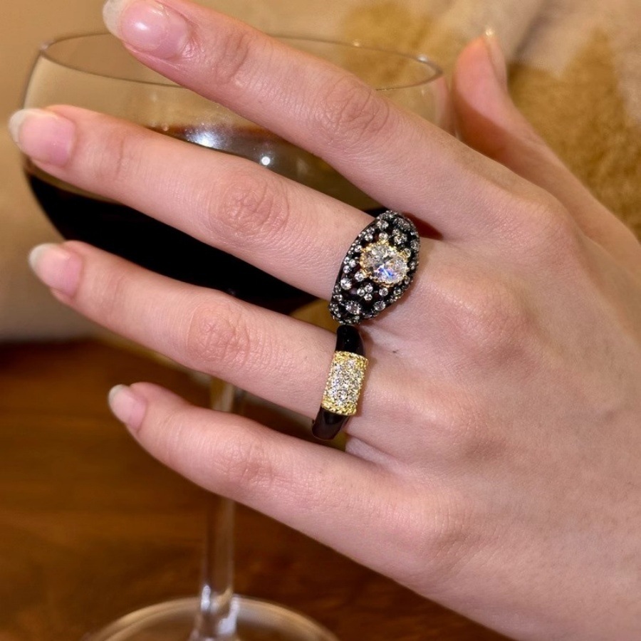 vintager vintage black oval diamond zircon ring for women, exquisite index finger ring, light luxury and high-end ring trend Application Scenario