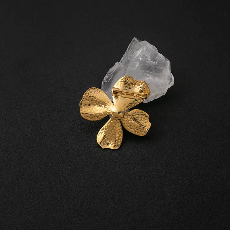 A new retro metal four-leaf clover brooch from Europe and America, with an elegant ancient style, original light luxury and versatile pearl creative accessory Application Scenario