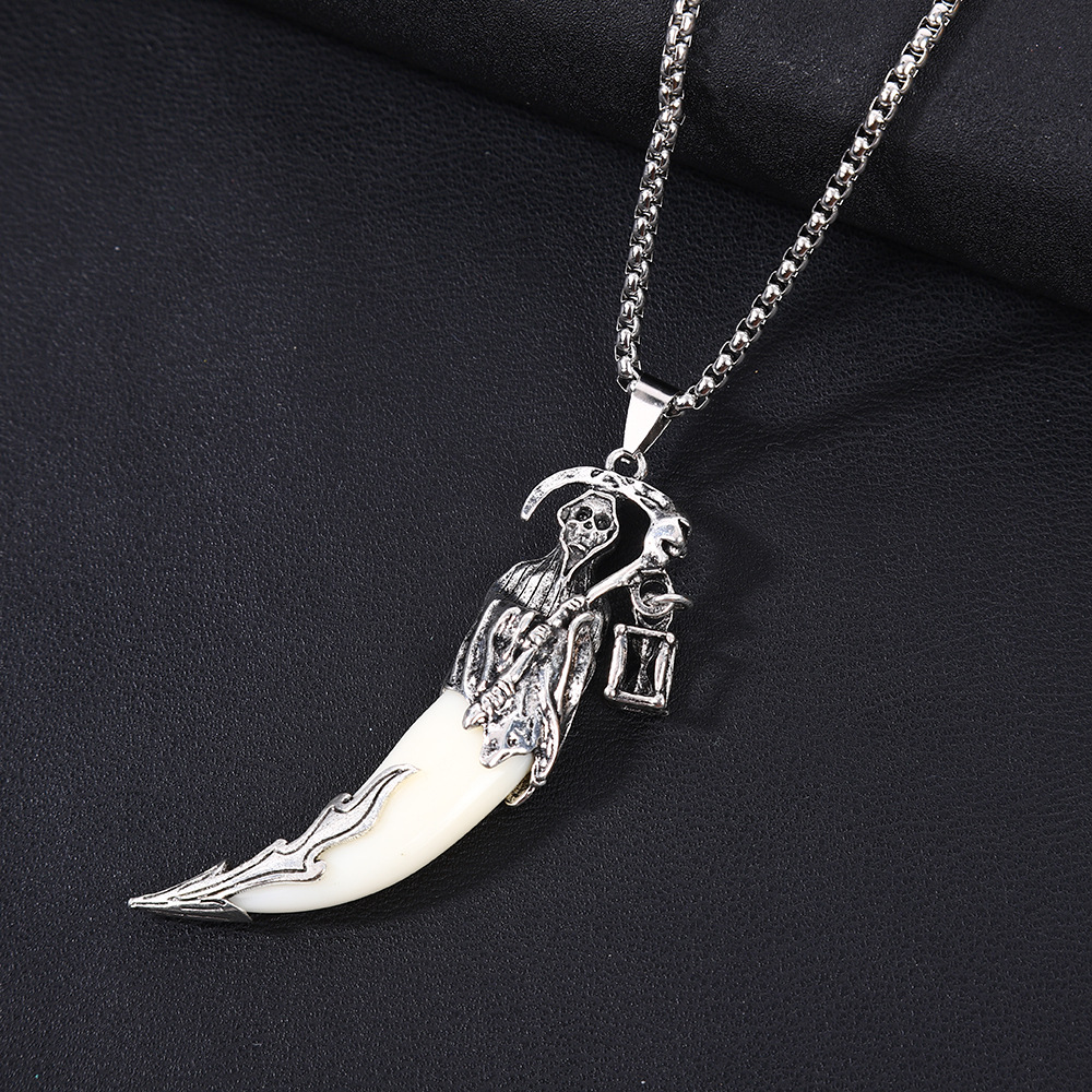 Retro and powerful death scythe simulation Wolf tooth titanium steel necklace, European and American hip-hop electroplated pendant accessories wholesale Specification drawing