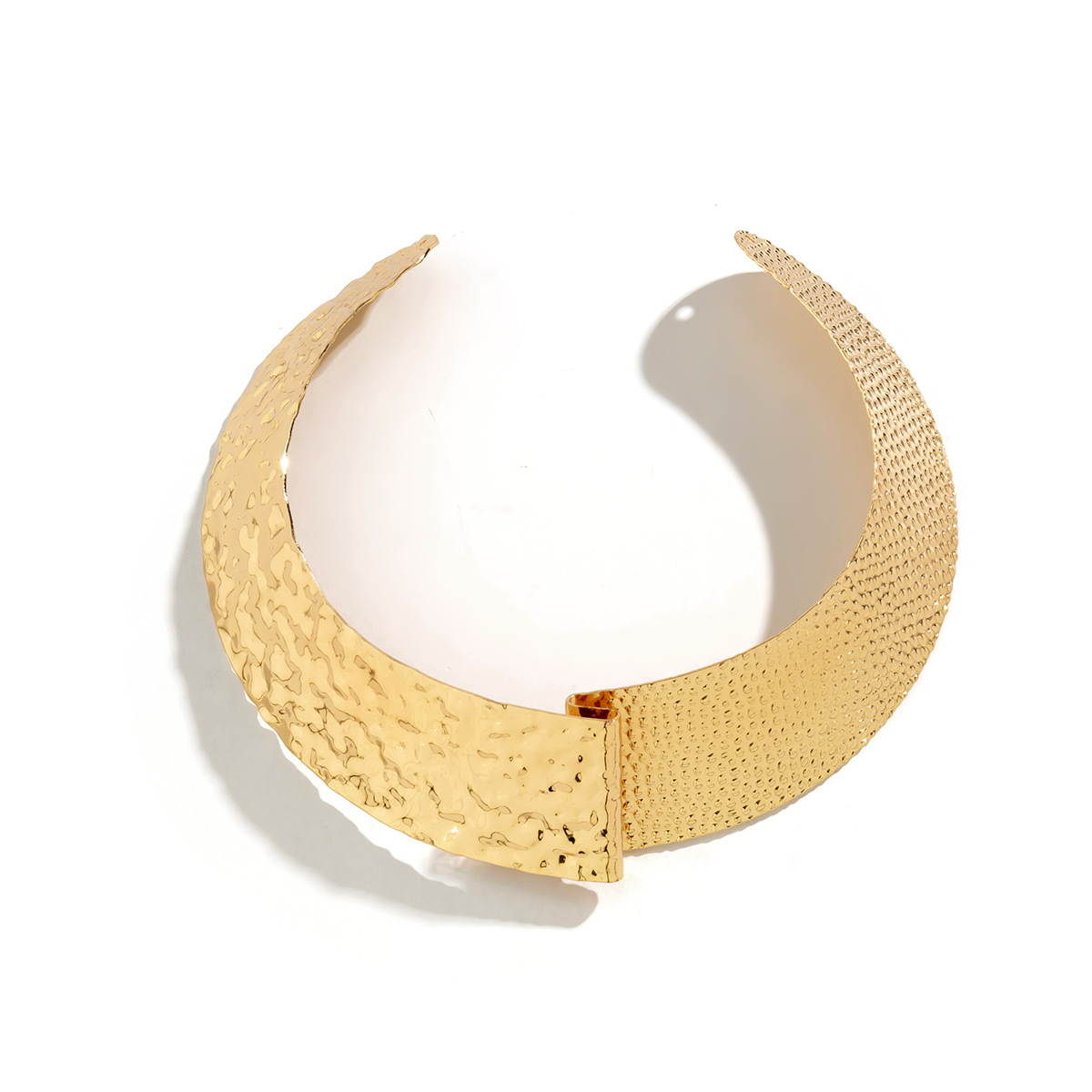 Exaggerated choker opening necklaces in the tribal style of Europe, America and Africa, metal irregular wide corrugated punk necklaces Application Scenario