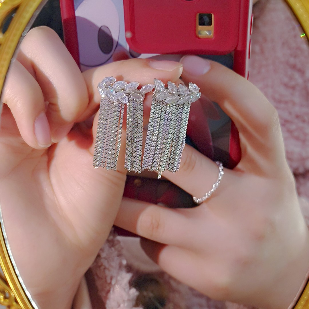 Light luxury and versatile, sparkling diamond zircon tassel stud earrings for women, trendy Dongdaemun stylish and high-end fashion earrings and pendants Specification drawing