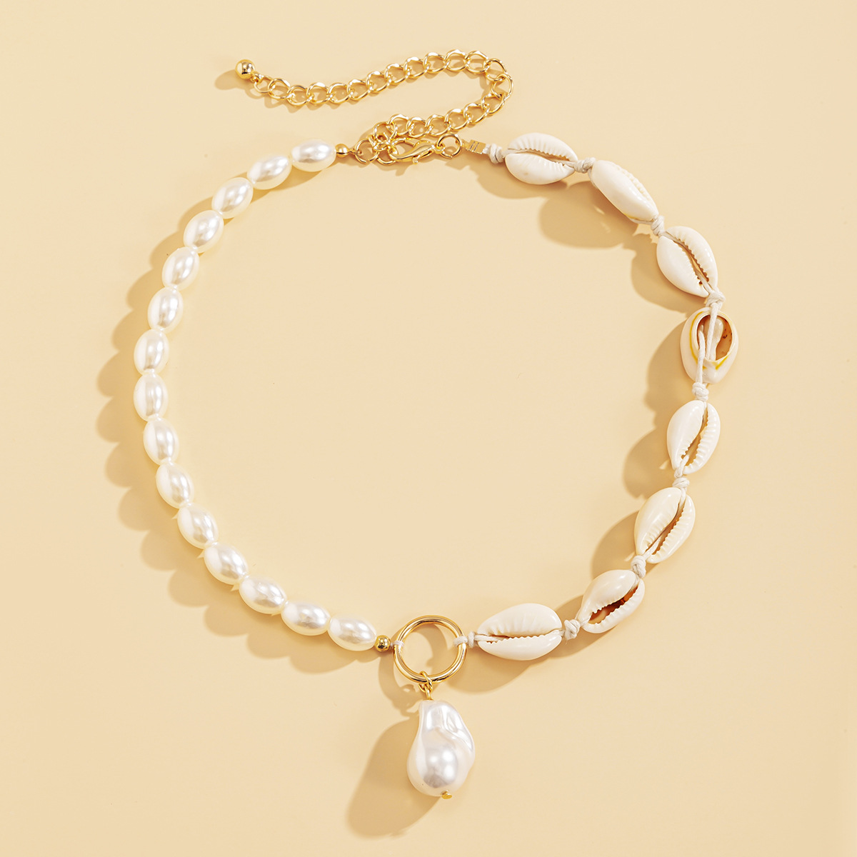 This is a versatile European and American cross-border accessory. It features a beach-style, shell-pieced, personalized collarbone chain and a minority ethnic pearl imitation necklace details Picture