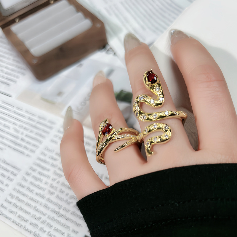 Retro Chinese-style fashionable snake-shaped opening ring for women, red zircon, elegant zodiac sign snake, personalized ring trend for the year of the Snake full figure