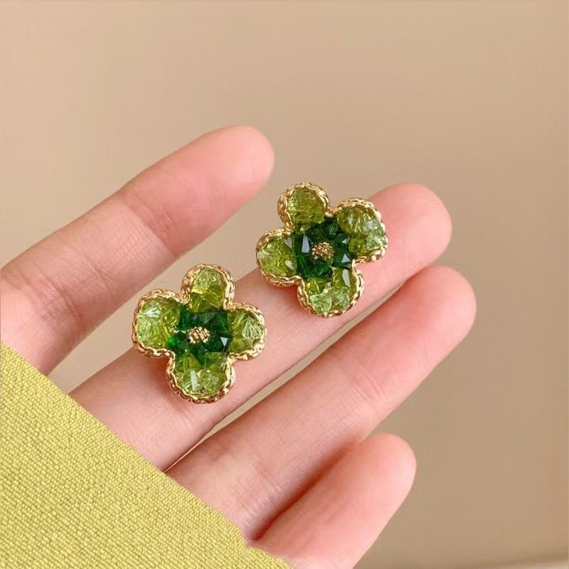 The super fairy-like green flower crystal ear studs are a delicate, sweet and fresh four-leaf clover ear clip accessory for women Application Scenario