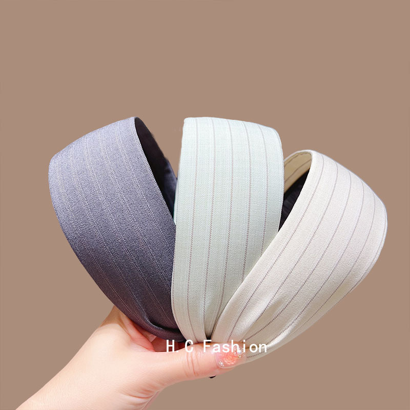 The cream-colored striped wide-brimmed hairband is versatile. The solid-colored headband makes the face look better. It has a small hair cover slit and can be used to press the hair. It is an accessory for starting from outside the hairpin Specification drawing