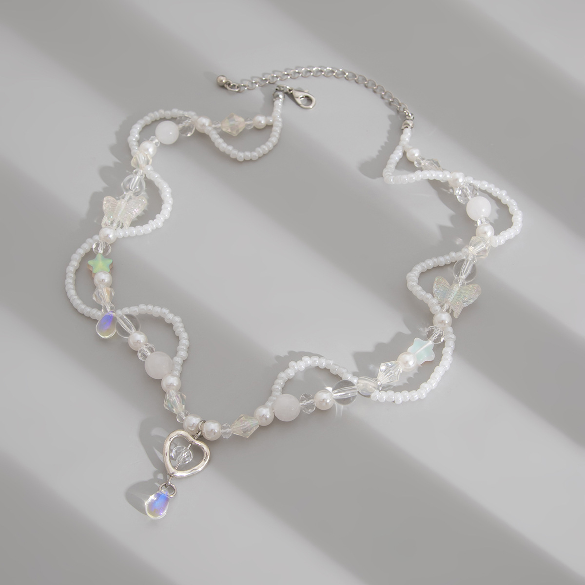 European and American cross-border jewelry: fresh and irregular rice beaded necklace, sweet heart-shaped alloy pendant, collarbone chain Application Scenario