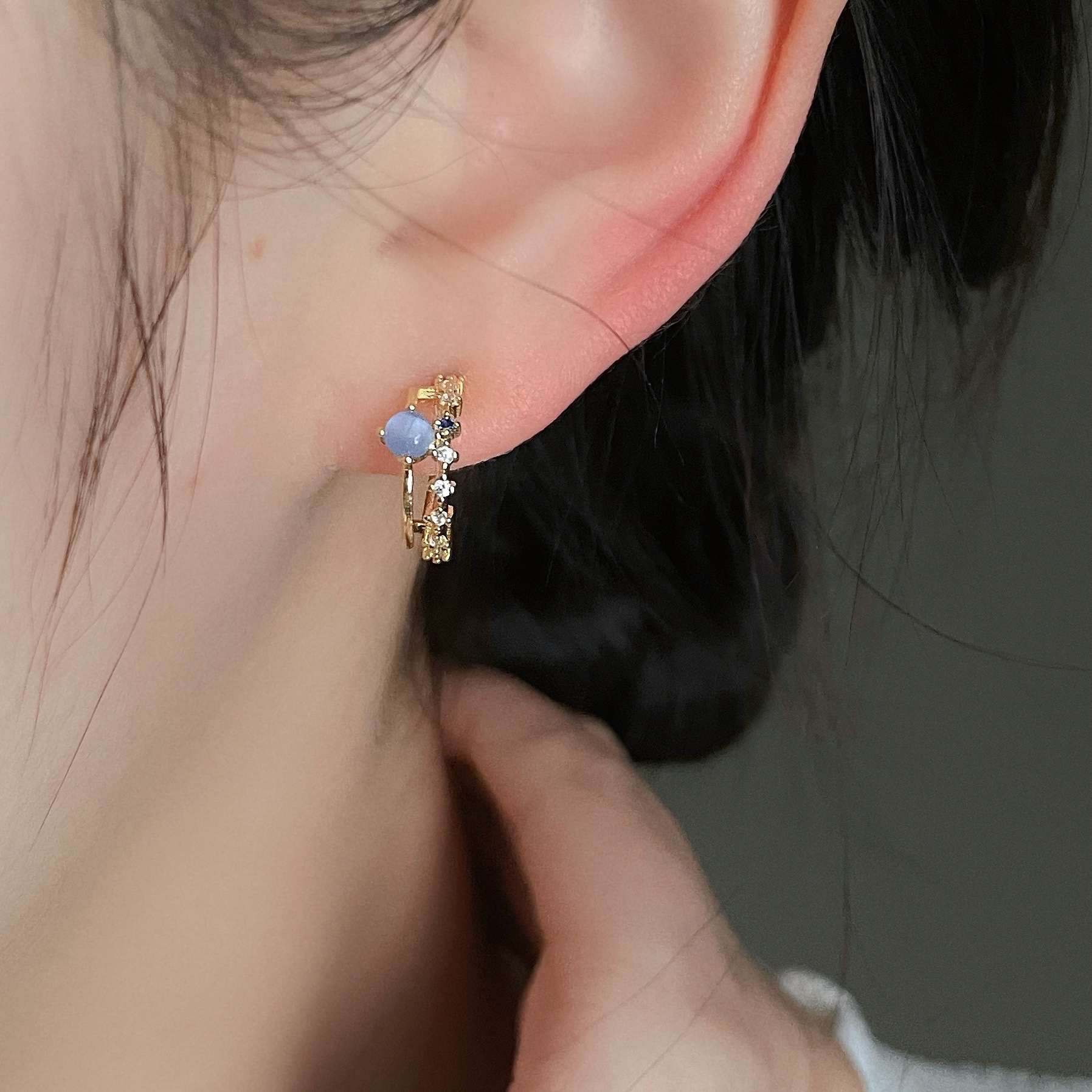 Scattered stars ~ Small, exquisite, elegant and fashionable blue cat's eye stone C-shaped ear studs, a rare and versatile daily ear accessory for women full figure