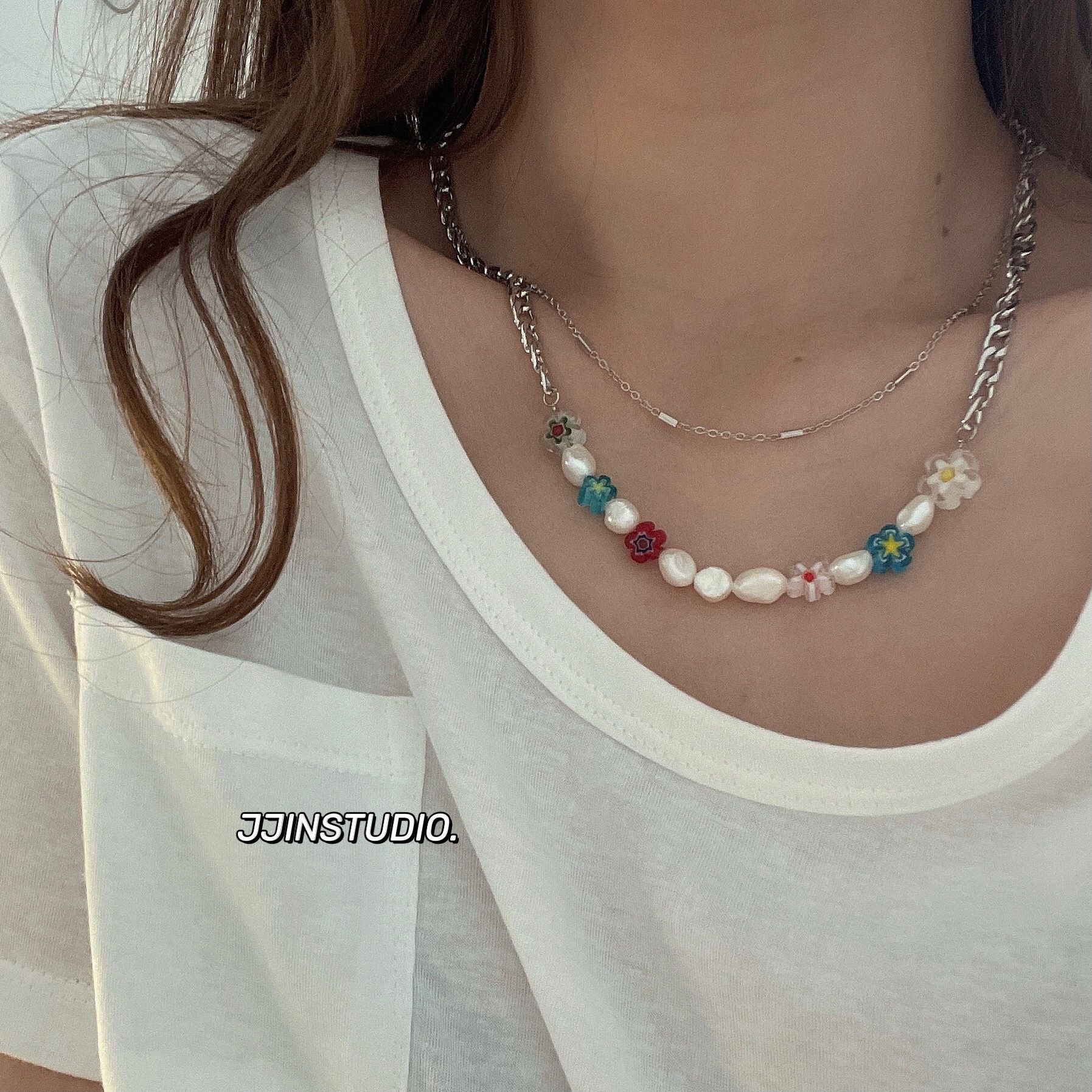 Colorful small flower pearl necklace, sweet and cool hip-hop hot girl collarbone chain, double-layer niche design sense, personalized hoodie chain Application Scenario