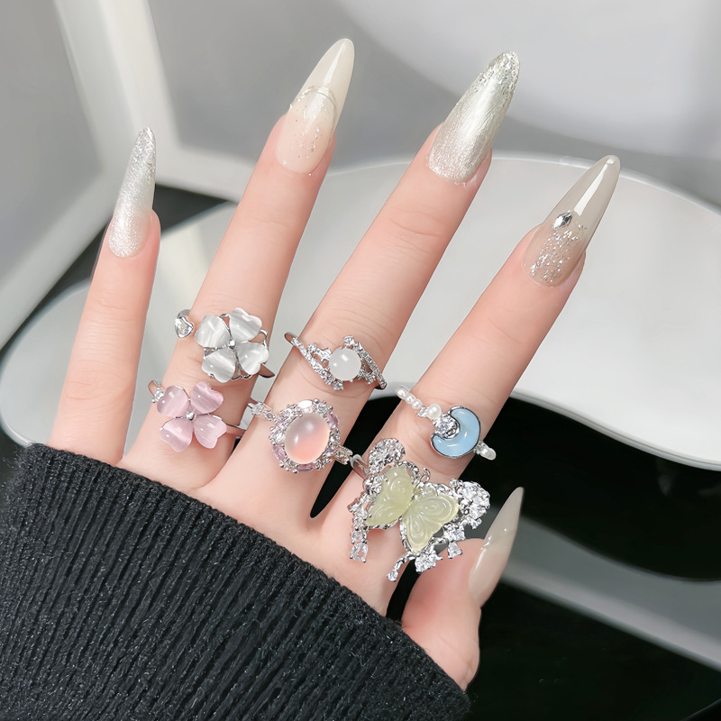 New Chinese-style imitation chalcedony thorn butterfly ring for women, rotatable four-leaf clover flower, fashionable and elegant stacked index finger ring full figure