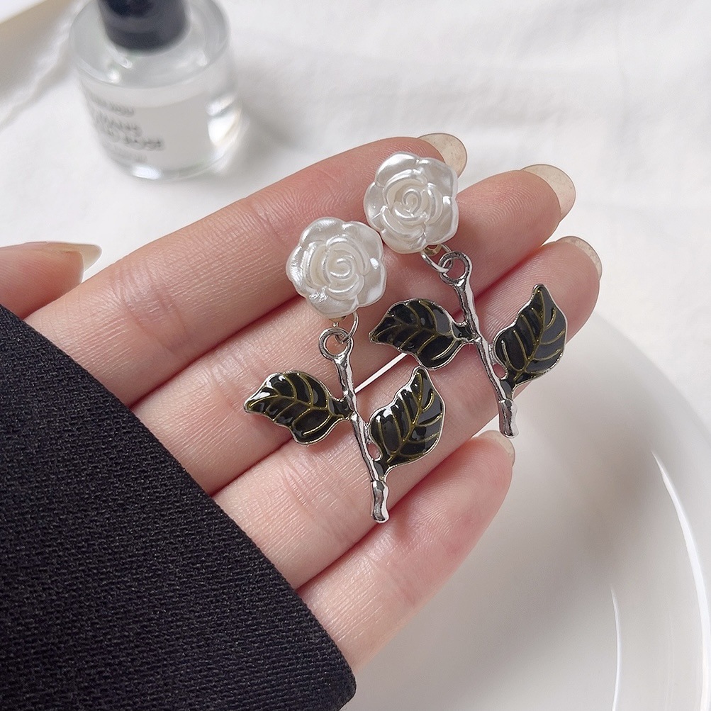 New autumn and winter rose stud earrings for women's ins niche design, fresh and elegant, light luxury and dynamic earrings full figure