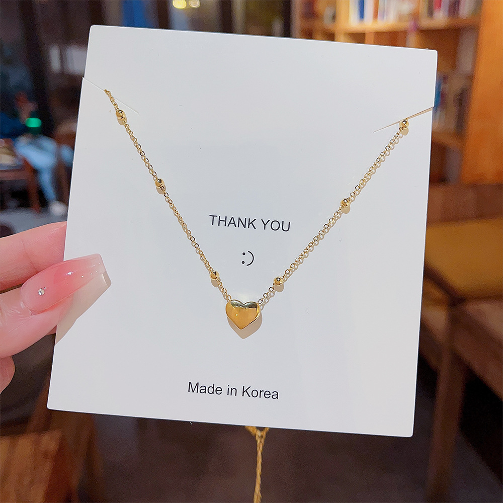 A Japanese and Korean style titanium steel non-fading heart-shaped necklace for women, a light luxury and niche hot girl sweater, a glass bead chain, a winter bestseller necklace full figure