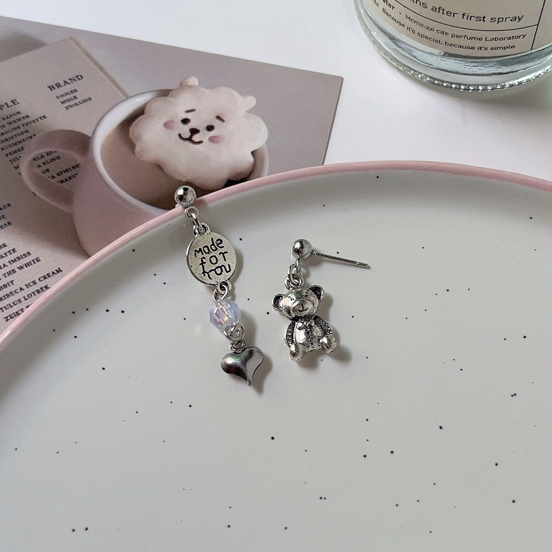 Asymmetrical bear stud earrings for women, with a light luxury and niche design, exude a sense of sophistication. They are fashionable, elegant and sweet earrings for women Specification drawing