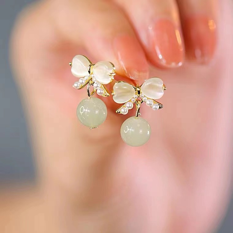 Light luxury and gentle temperament, cat's eye stone bow stud earrings for women, a new style of trendy ancient design earrings in 2025 Specification drawing