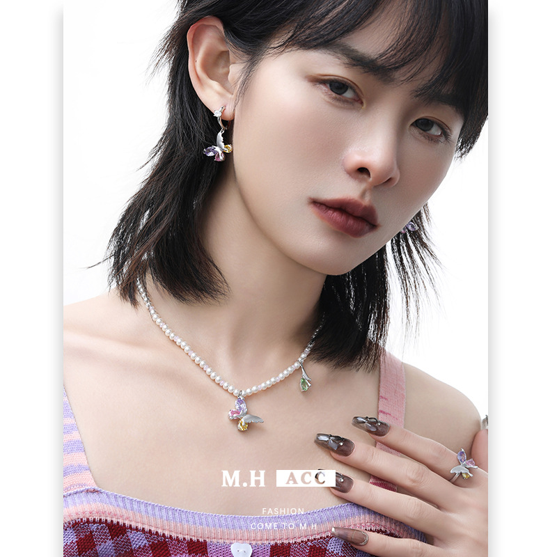 Fashionable colored zircon butterfly necklace accessory, sweet and cool female style collarbone chain, niche Korean style high-end pendant details Picture