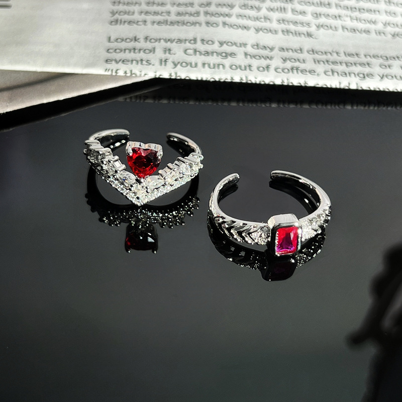 Fashionable, light luxury, and elegant red corundum square diamond ring, a simple, niche, and versatile heart-shaped crown ring trend for women Application Scenario
