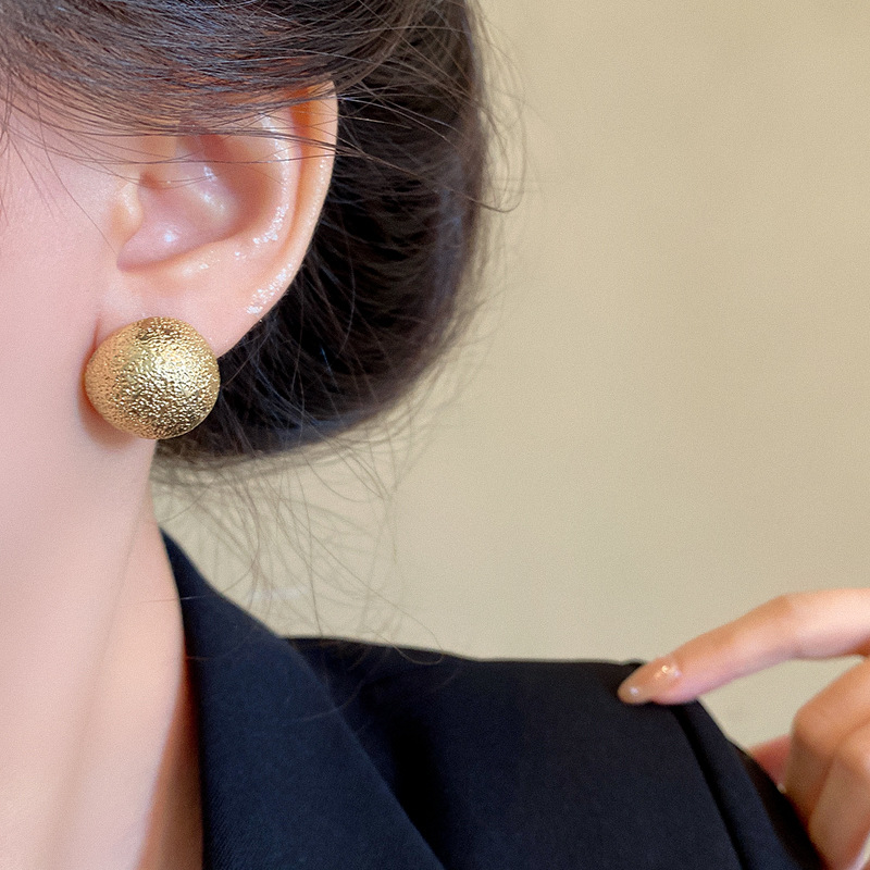 Hong Kong-style retro little Bean stud earrings for women, a light luxury and high-end look, a niche and versatile style earring, the same as the popular earrings on the Internet Application Scenario