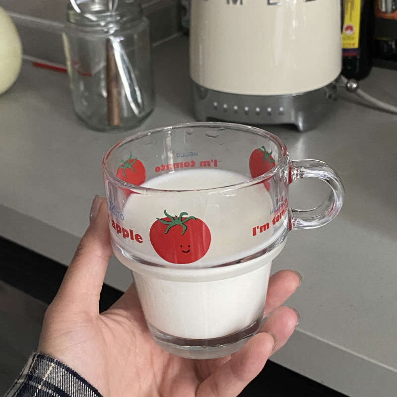 A niche retro tomato glass cup with a simple and Chinese-style Instagram cute apple coffee cup as a couple's gift full figure