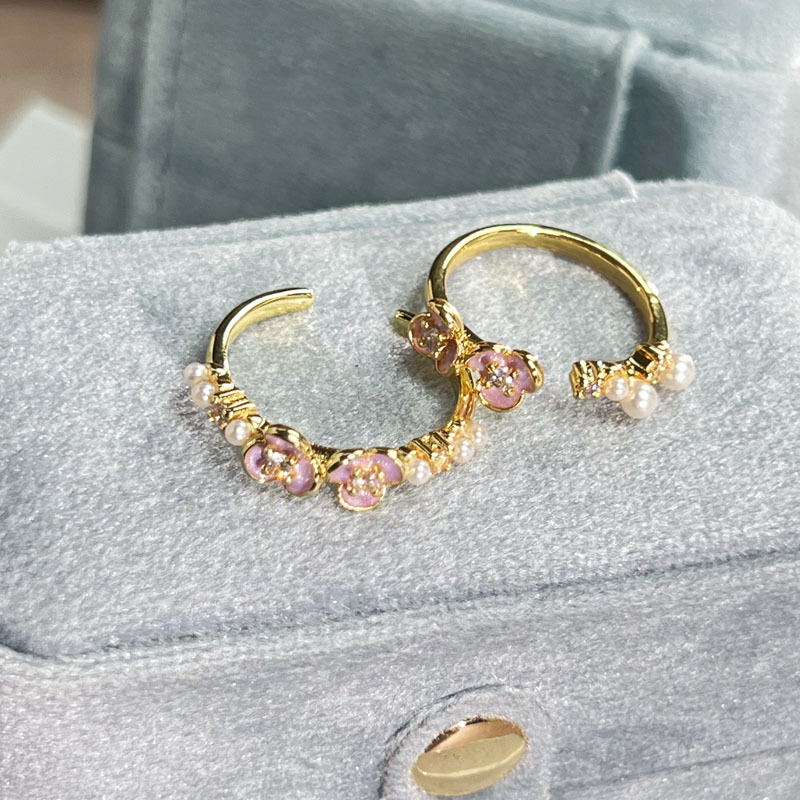 A pinkish-purple enamel flower ring set with female pearls, sweet, cool, versatile and gentle, with a niche design sense of light luxury Application Scenario