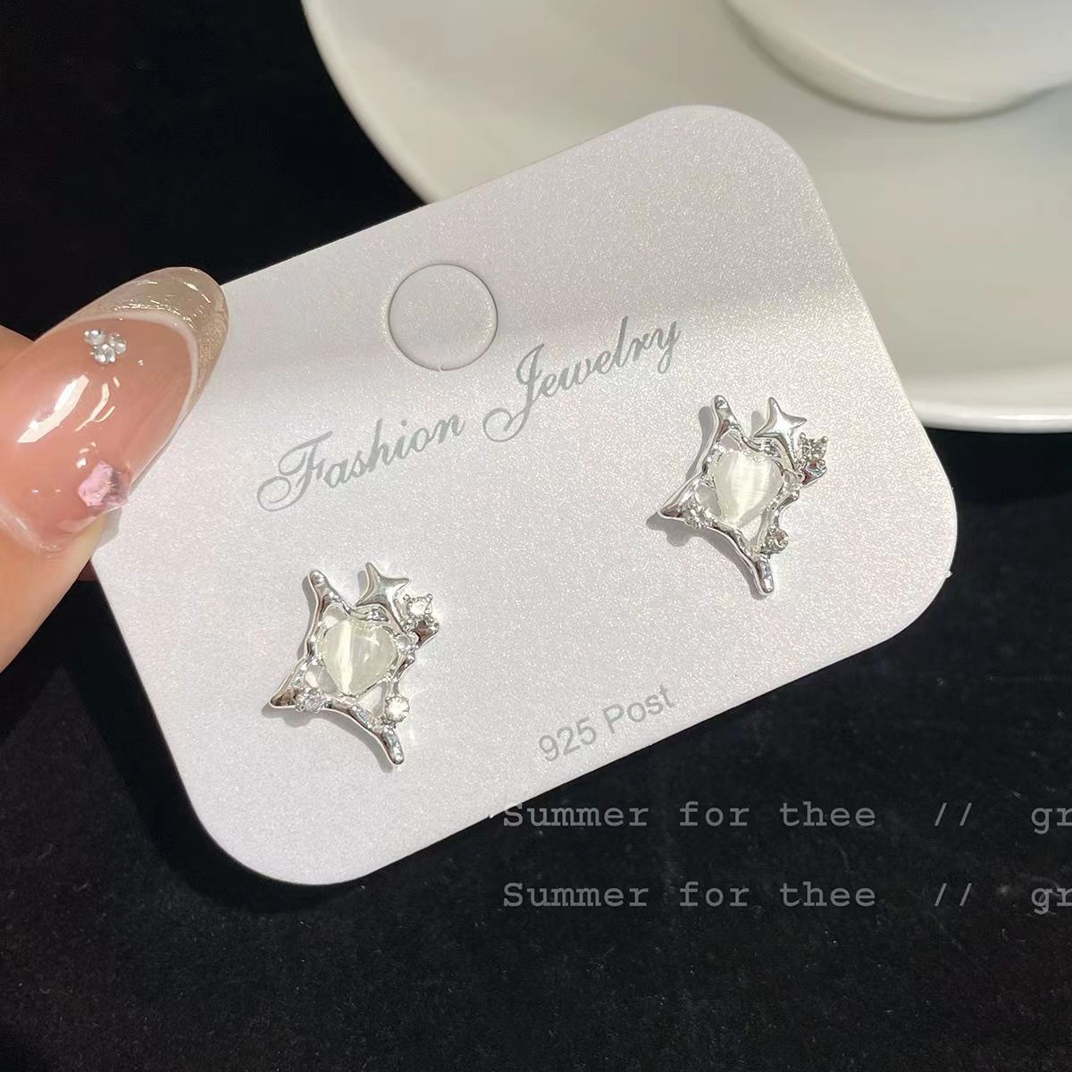 Shining heart-shaped cat's eye stone ear studs, women's niche style, design sense, star cold, wind level sense earrings and earrings Specification drawing