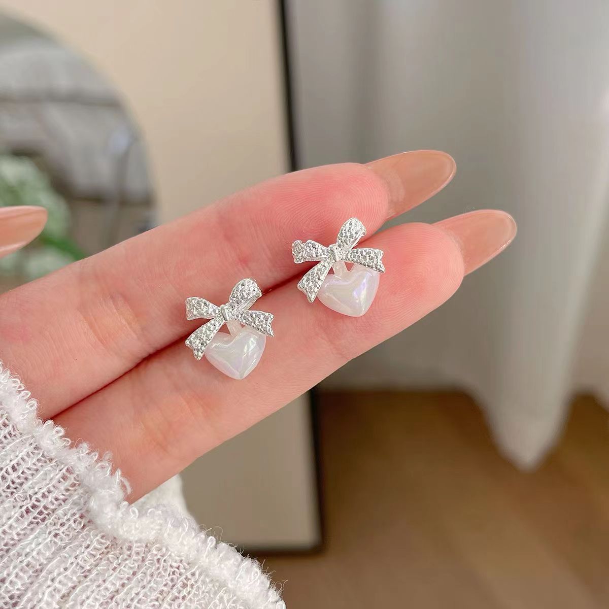 [Youthful Elegance] French fashion and light luxury bow heart-shaped pearl stud earrings, a unique and elegant design Application Scenario