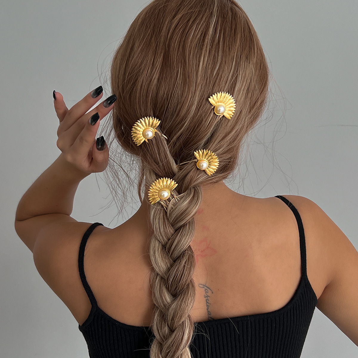 European and American cross-border hair accessories, fashionable pearl imitation fan-shaped eco-friendly hair accessories, new high-end braided hair decoration headwear and hairpins Application Scenario