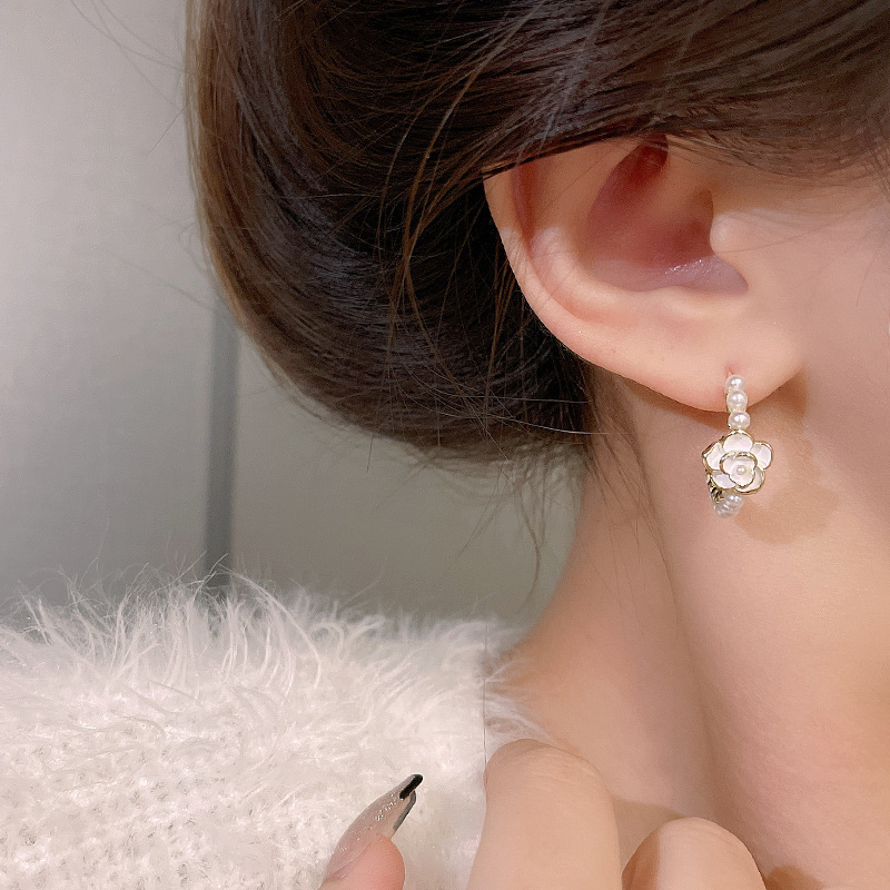French retro style camellia C-shaped pearl stud earrings for women, a unique, gentle, fashionable and high-end style, new model 2025 Specification drawing