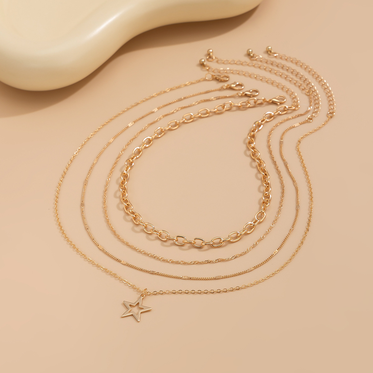 European and American cross-border accessories, personalized five-pointed star alloy collarbone chain, sweet and cool style stacked metal necklace set Application Scenario