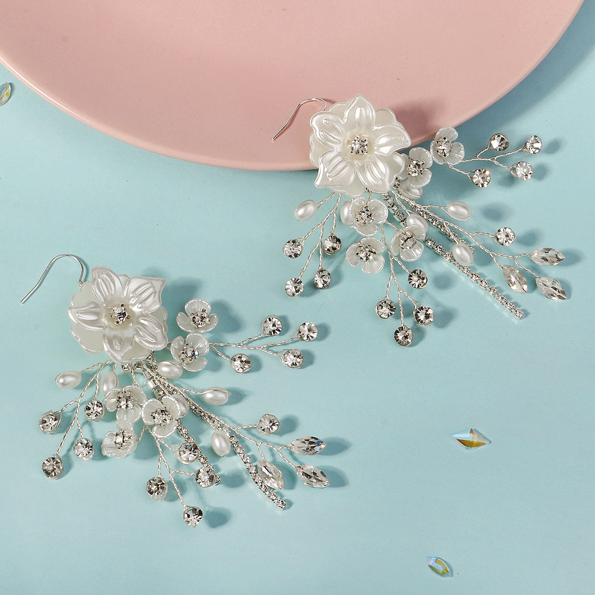 New cross-border white flower hair accessories and earrings, European and American bride accessories, handcrafted rhinestone pearl hair comb and earring set Specification drawing