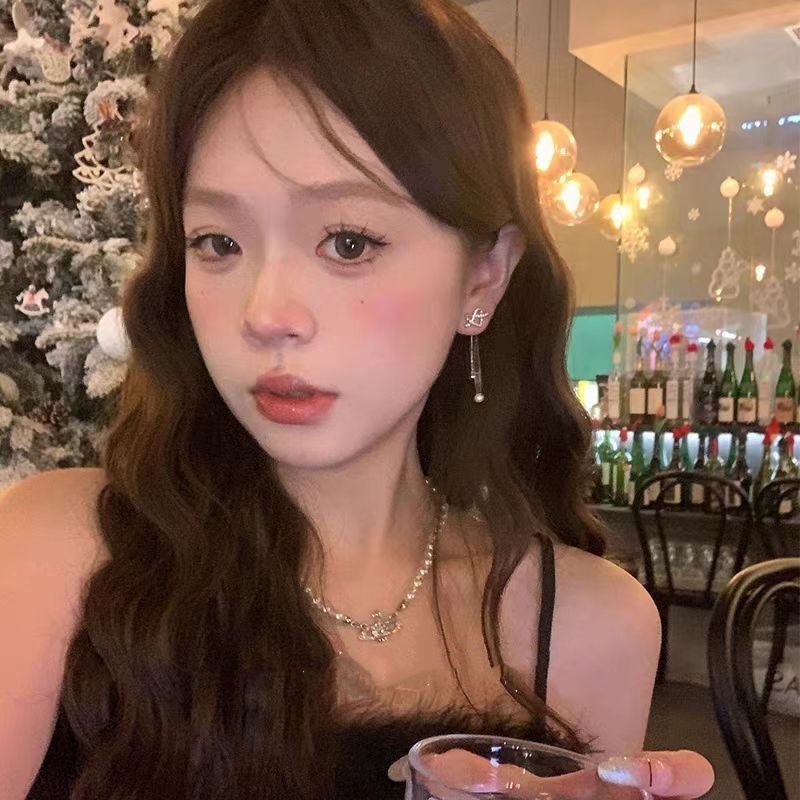 "Elf Swaying zirconium heart-shaped back-hanging pearl tassel earrings, high-end and elegant female earrings and stud earrings wholesale. Application Scenario