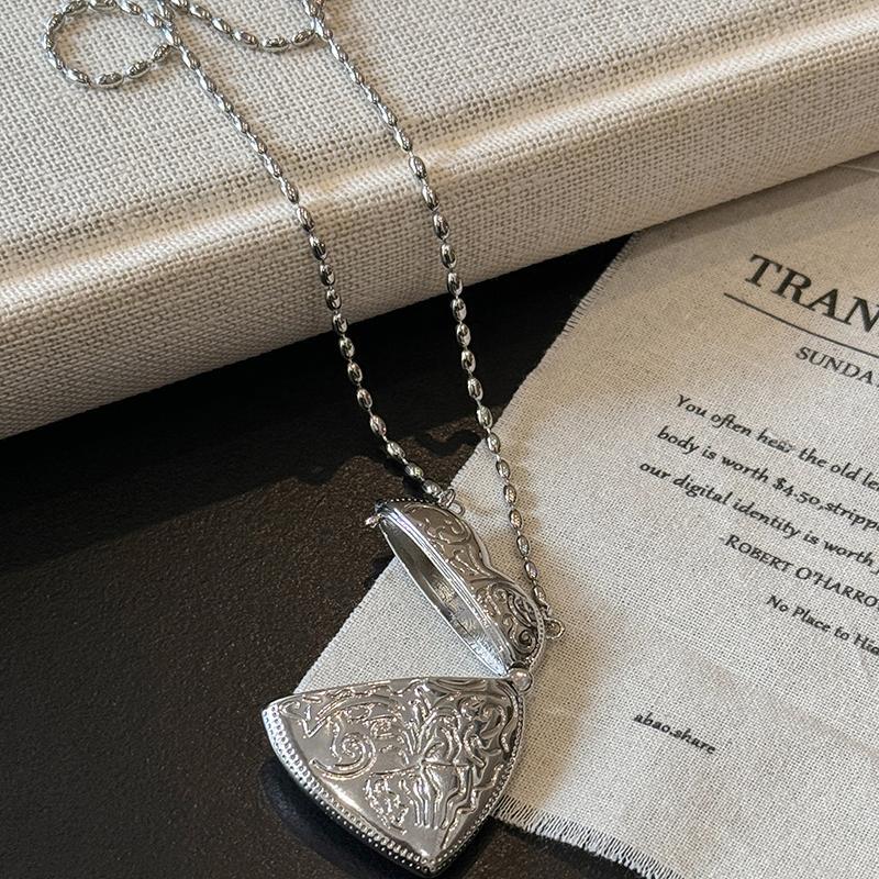 Korean-style heart-shaped small bag necklace with a unique design sense for women, a retro long heart-shaped sweater chain for autumn and winter details Picture