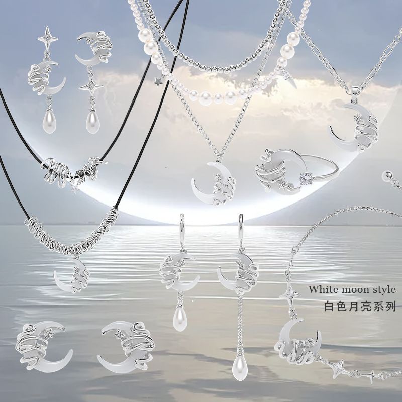 Original pearl moon necklace, a versatile and high-end collarbone chain for women, 2024 new style, elegant and fresh ins necklace full figure