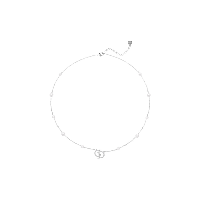 The letter CD double-layer design necklace is a light luxury and niche pearl collarbone chain, sweater chain and neck chain accessory for girls Item Picture