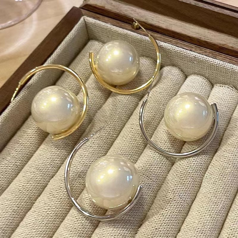 French retro style large pearl stud earrings and ear rings, women's niche fashion high-end earrings, 2025 new style earrings full figure