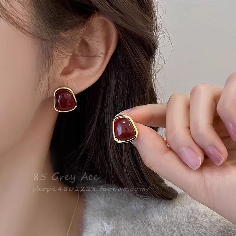 Autumn and winter French retro red geometric stud earrings for women 2025 bestsellers, unique and elegant earrings full figure