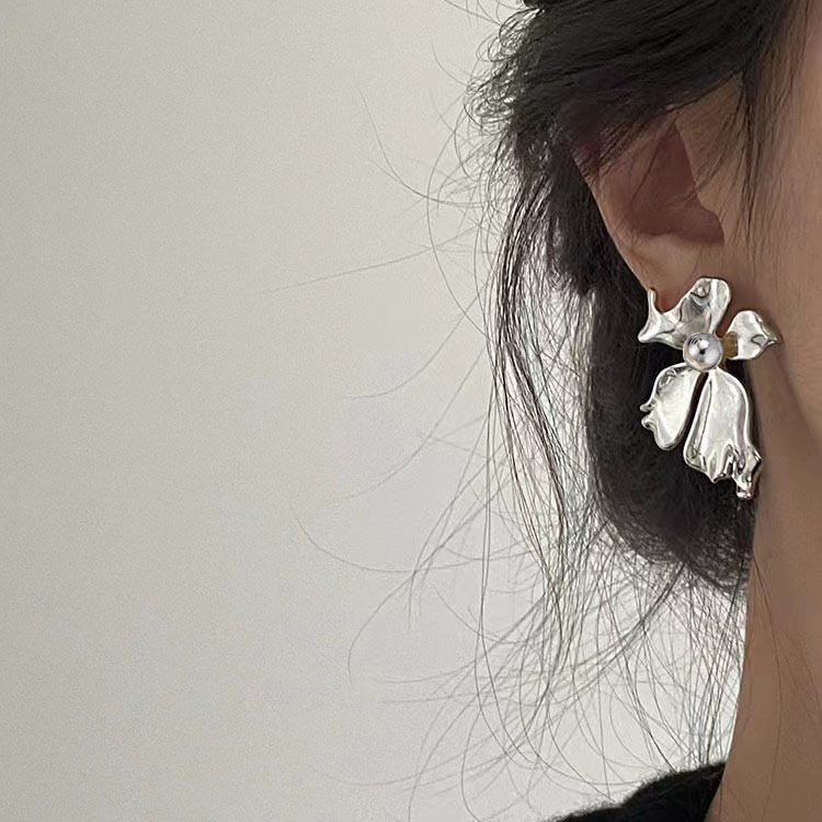 Exaggerated large flower earrings from Europe and America, a niche design for women. 2025 new retro stud earrings, silver and elegant, light luxury earrings details Picture