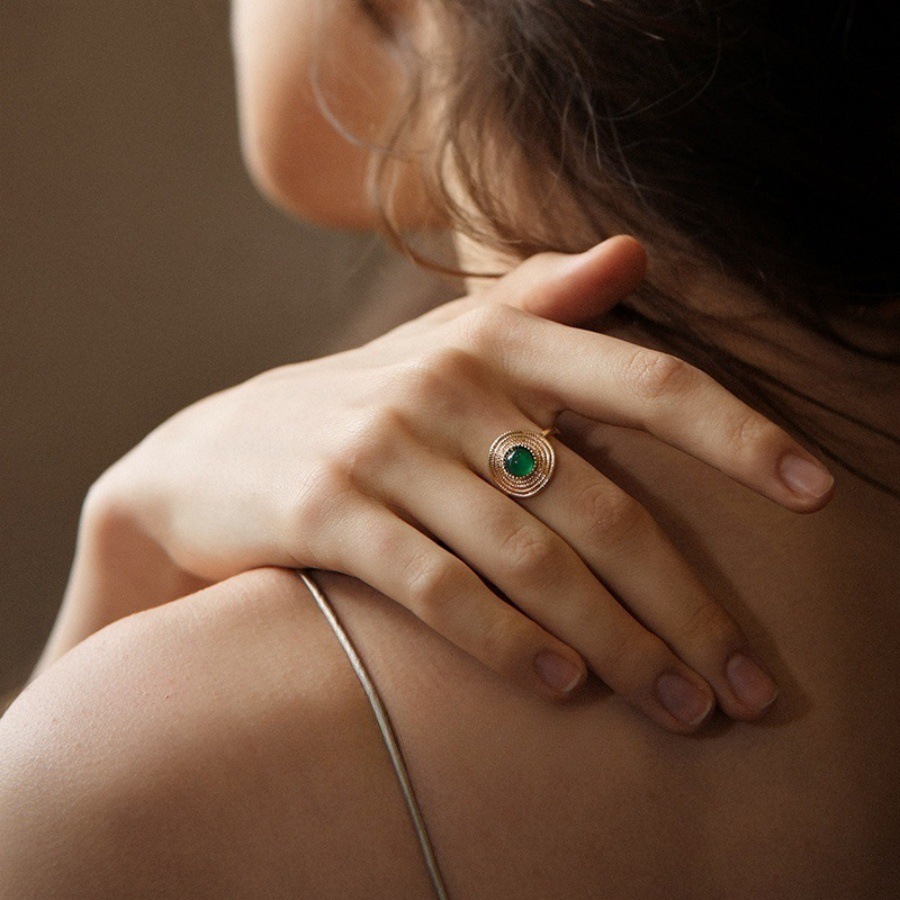 Emerald straw hat ring for women, French retro light luxury zircon ring, niche design, high-end index finger ring Specification drawing