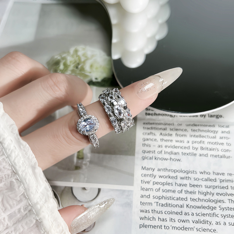 A new, elegant and fashionable index finger ring with a mid-style slightly inlaid zircon row diamond Application Scenario