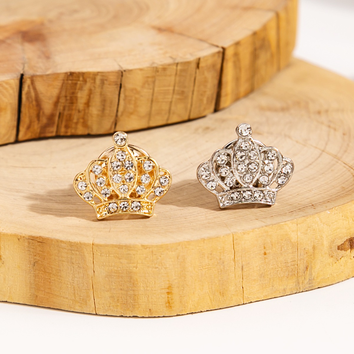European and American cross-border personalized diamond-encrusted crown brooch, full diamond crown stinger, men's and women's suit shirt button collar pin details Picture