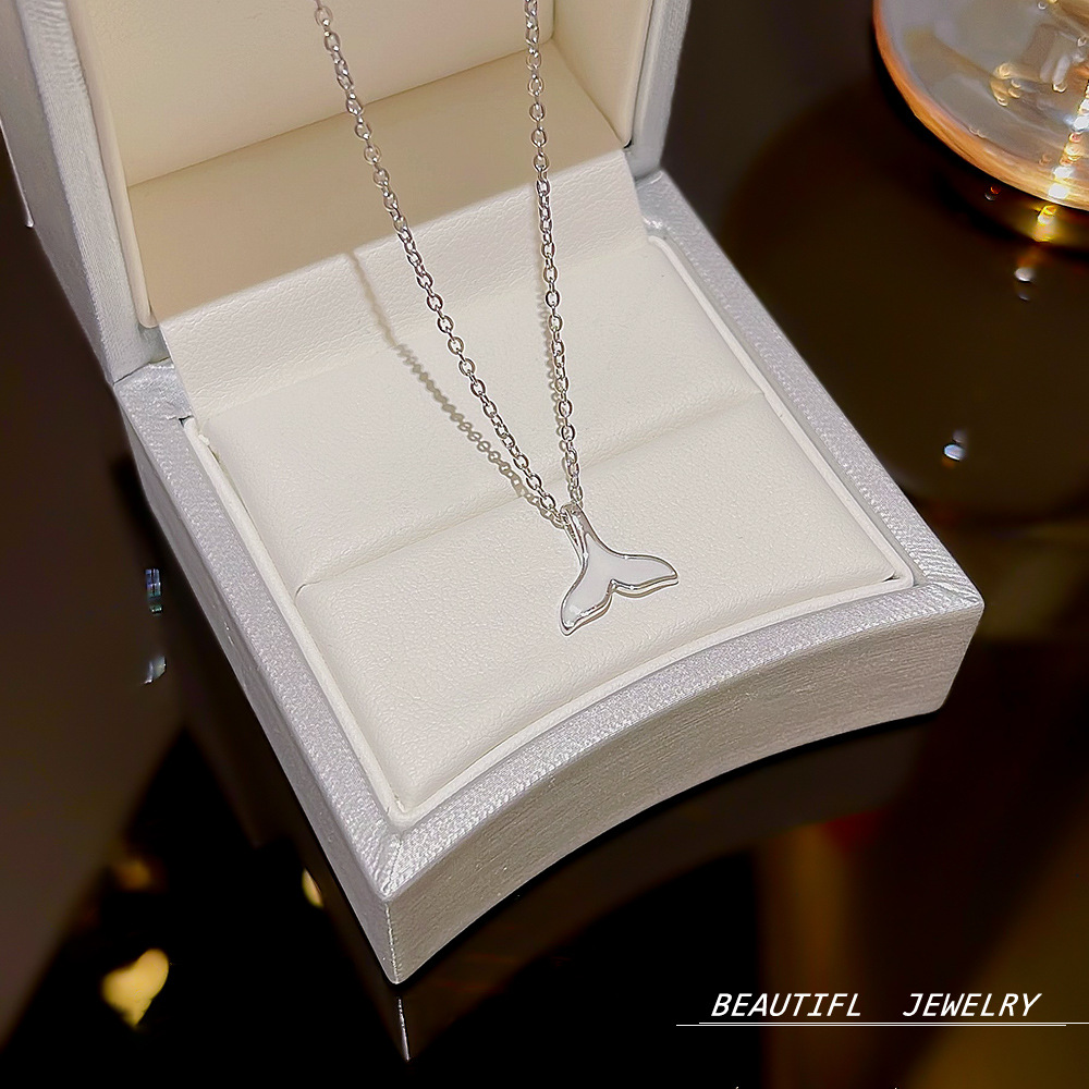 A delicate fishtail titanium steel necklace with a light luxury and niche design, a new collarbone chain for women in 2025 details Picture