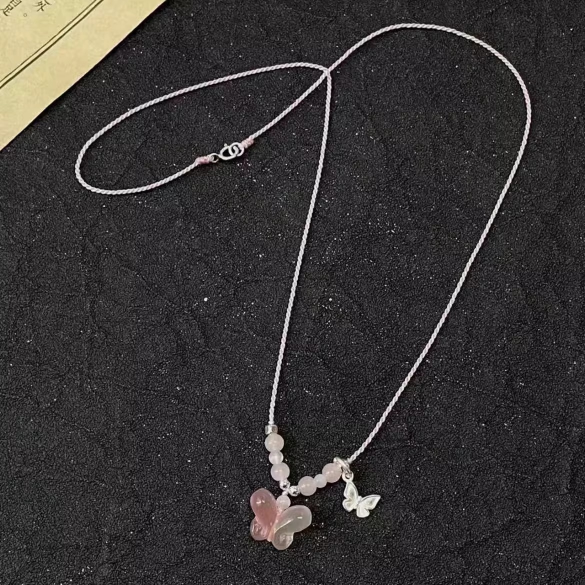 Pink little butterfly necklace, women's beaded woven necklace, new sweet and versatile style, white collarbone chain necklace Application Scenario