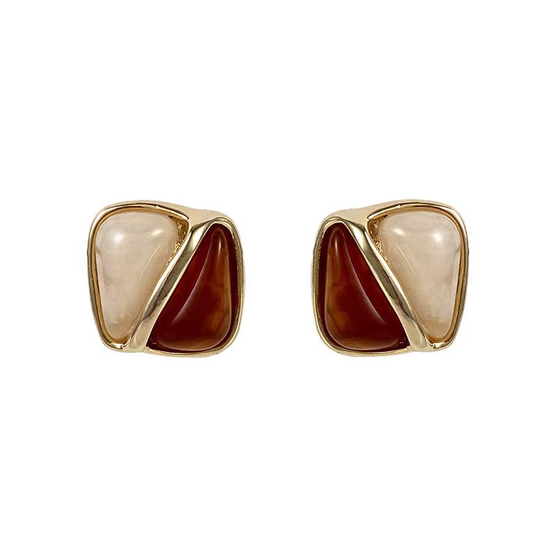 High-end retro coffee-colored stud earrings for women, a new bestseller in the autumn and winter of 2025, featuring a Hong Kong-style earring for daily wear and a trendy accessory Item Picture