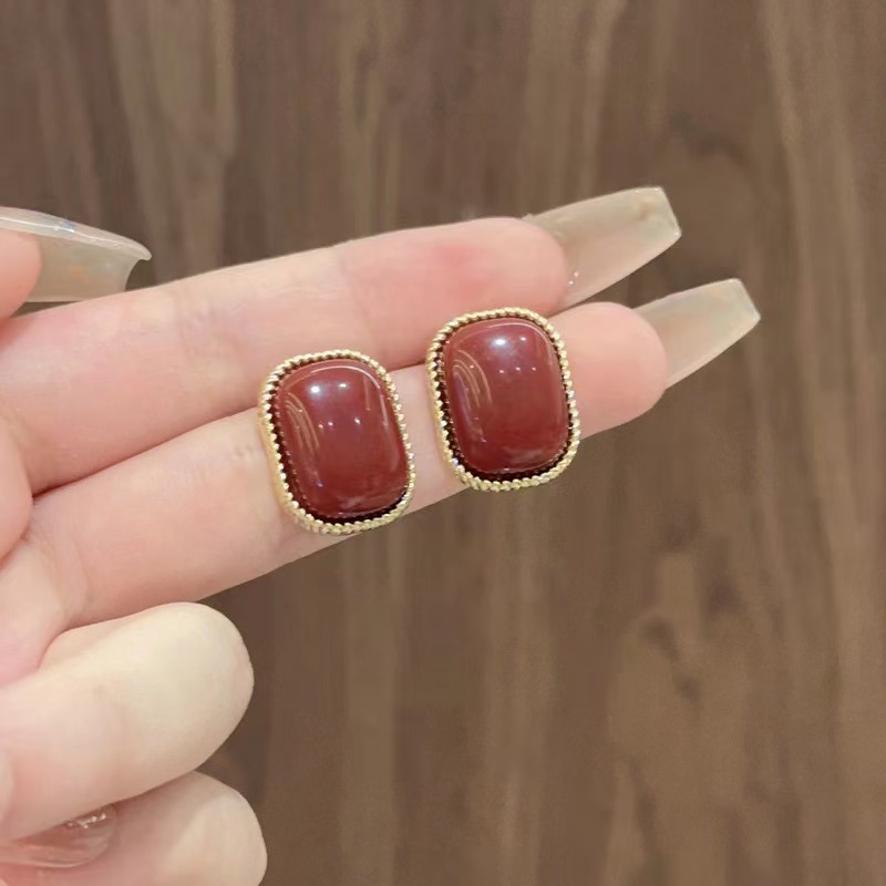 French retro stud earrings for women with a high-end feel, Ancora wine red Hong Kong-style Hepburn ins style earrings, 2025 new style ears details Picture
