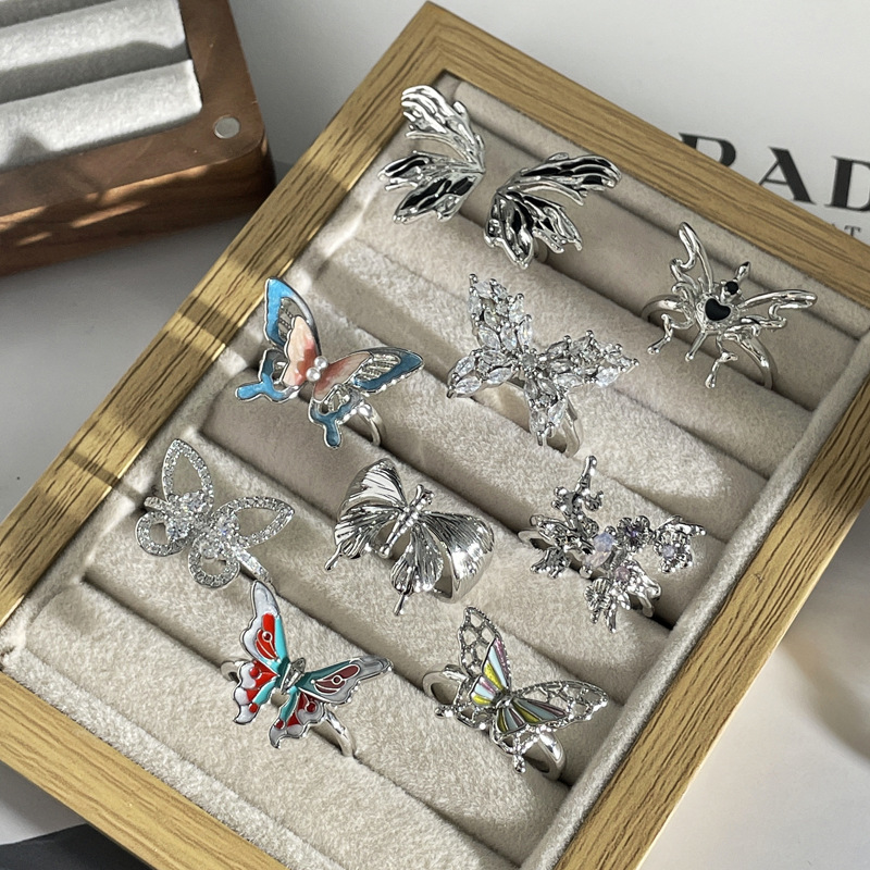 Punk, irregularly shaped butterfly ring, a cold and cool female style, sweet and hot girl, versatile, niche and fashionable index finger ring Specification drawing
