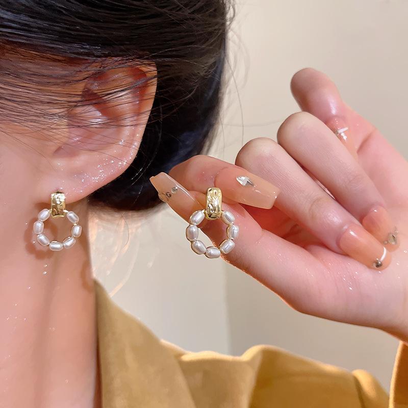 S925 Silver Needle French retro pearl earrings, a unique design for women with geometric ring stud earrings, a popular earpiece details Picture