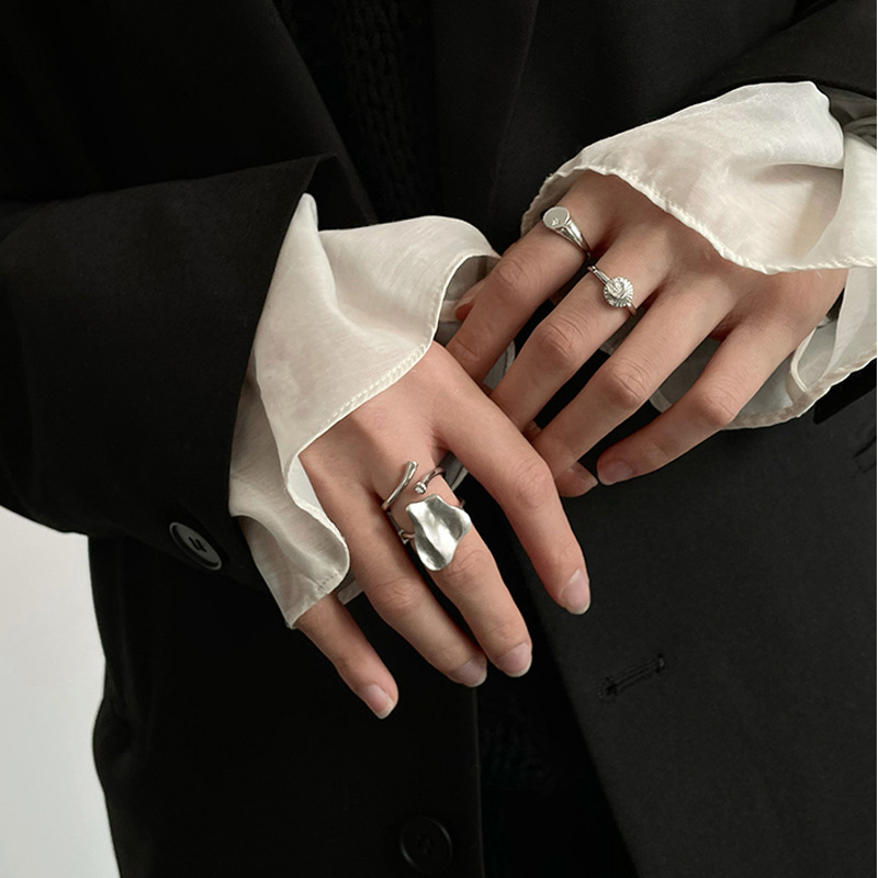 A niche design with cross-inlaid zircon ring for women, featuring a light luxury, simple and individual style, and a cold and elegant ins high-end ring full figure