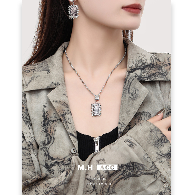 Original square necklace, women's light luxury design sense, fashionable temperament, collarbone chain, ins high-end feel, niche zircon pendant details Picture