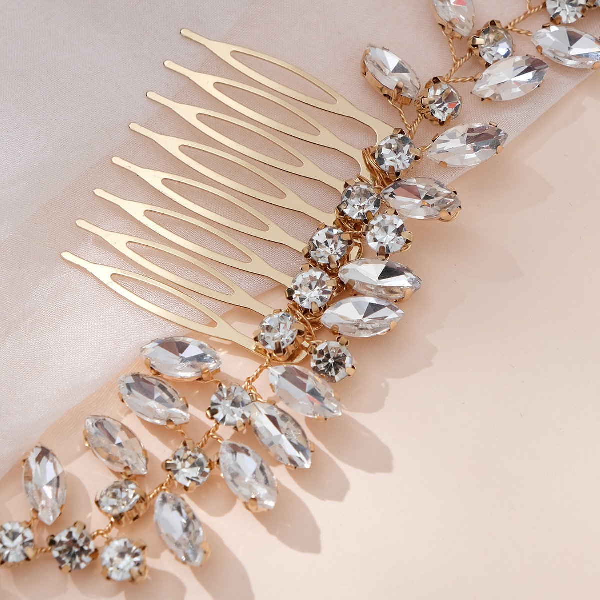 Cross-border new wedding hair accessories: Golden water diamond hair comb, wedding banquet updo headwear, crystal leaf bride's hair comb Application Scenario