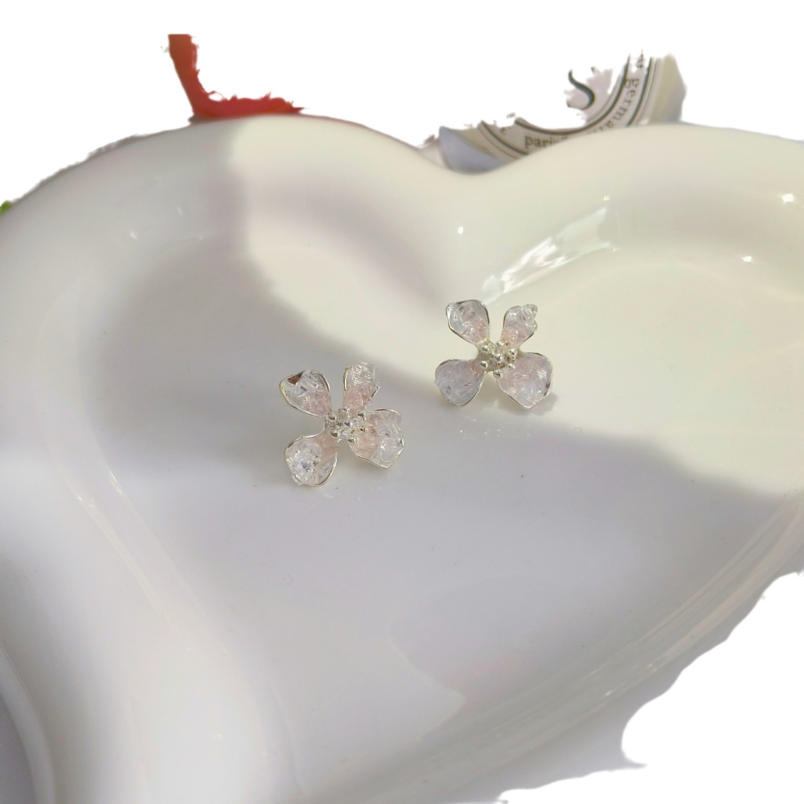 The new spring and summer gradient pink crystal flower stud earrings exude a feminine charm, are sweet and versatile, and feature a unique, light luxury and high-end design Item Picture