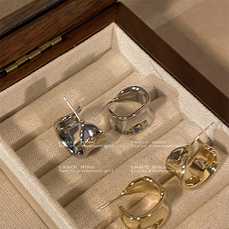 Metal irregular C-shaped earrings for women, a new style in 2025, with a cold and high-end feel. The unique ring stud earrings are a trendy accessory full figure