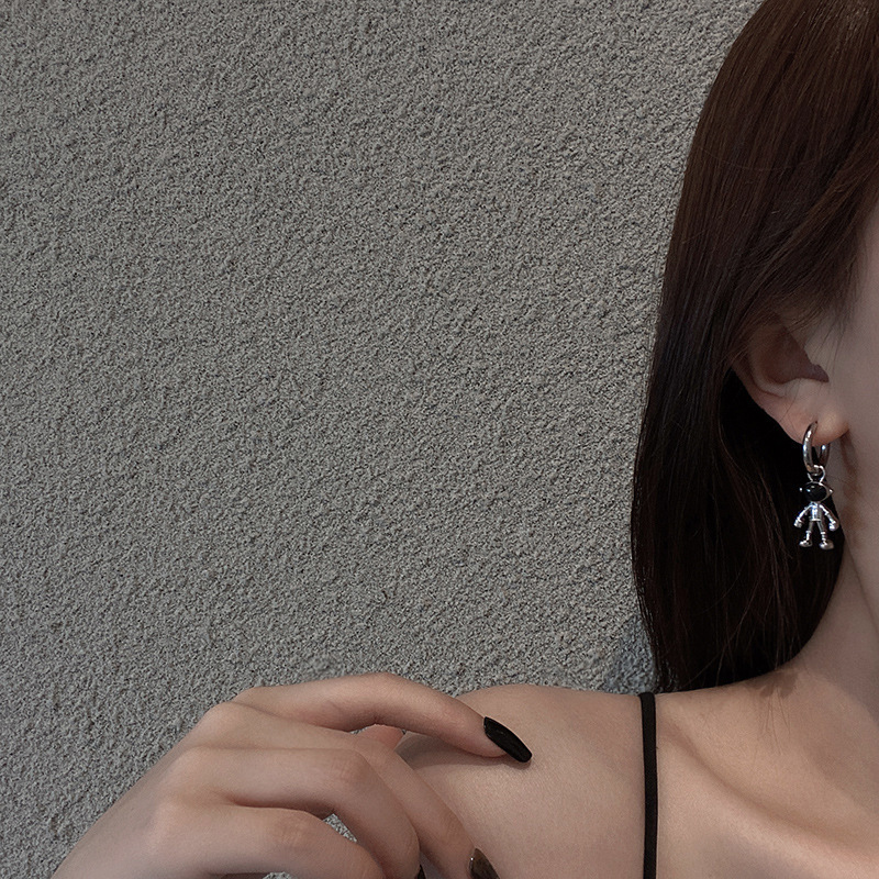 Korean retro and unique asymmetrical star astronaut earrings, cold and fashionable hip-hop stud earrings and earrings wholesale Application Scenario